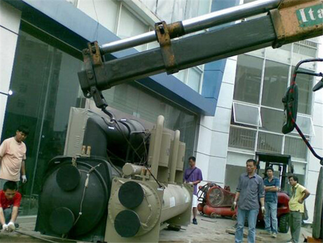 湟中区随车吊和汽车吊的核心区别是什么？哪种更省钱？