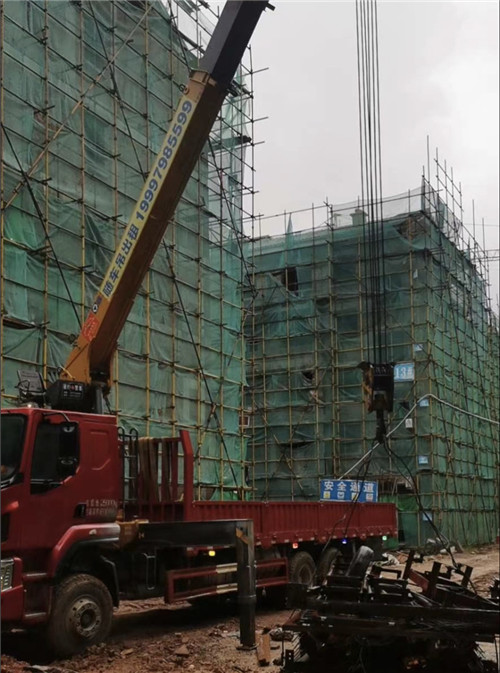 湟中区“慢工细活”—— 吊车的 “微动控制” 技术